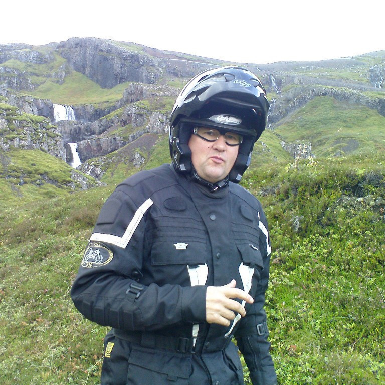 Alltaf borðandi þessi maður.