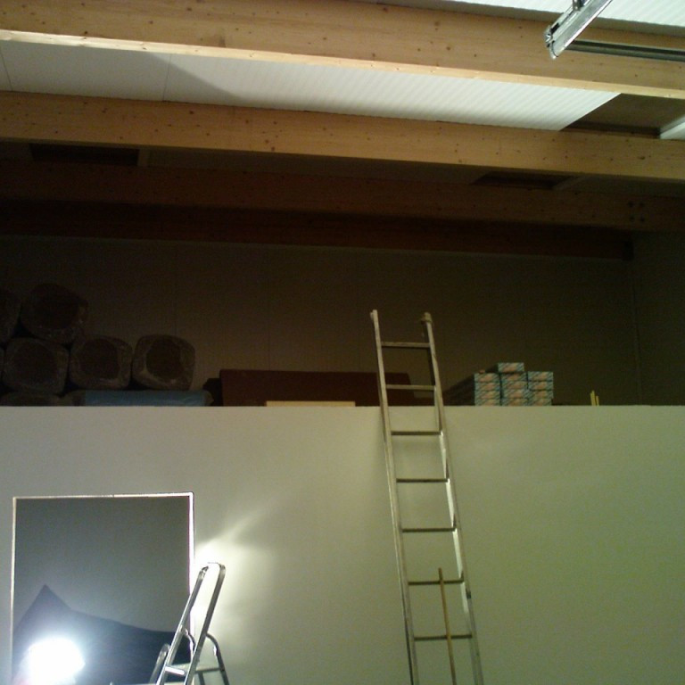 Sér upp á efri hæð þar sem kennslustofan kemur