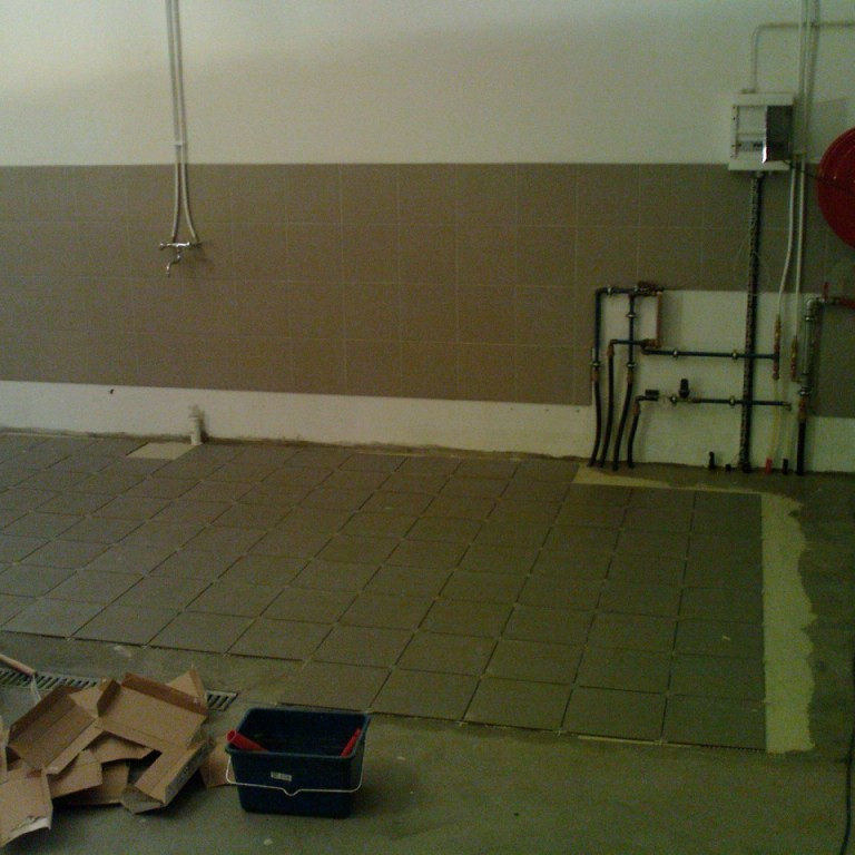 Unnið að flísalögn