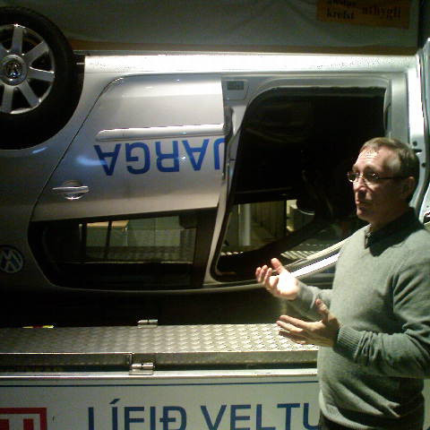 Það ætti að vera skylda fyrir alla ökunema að fara í veltibílinn og læra að losa sig úr bílbelti á hvolfi.  Ef það er ekki gert rétt gæti viðkomandi orðið fyrir meiðslum á hálsi.