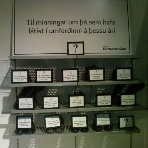 Hér eru settir upp skór fyrir hvern þann sem lætur lífið í umferðinni ár hvert.