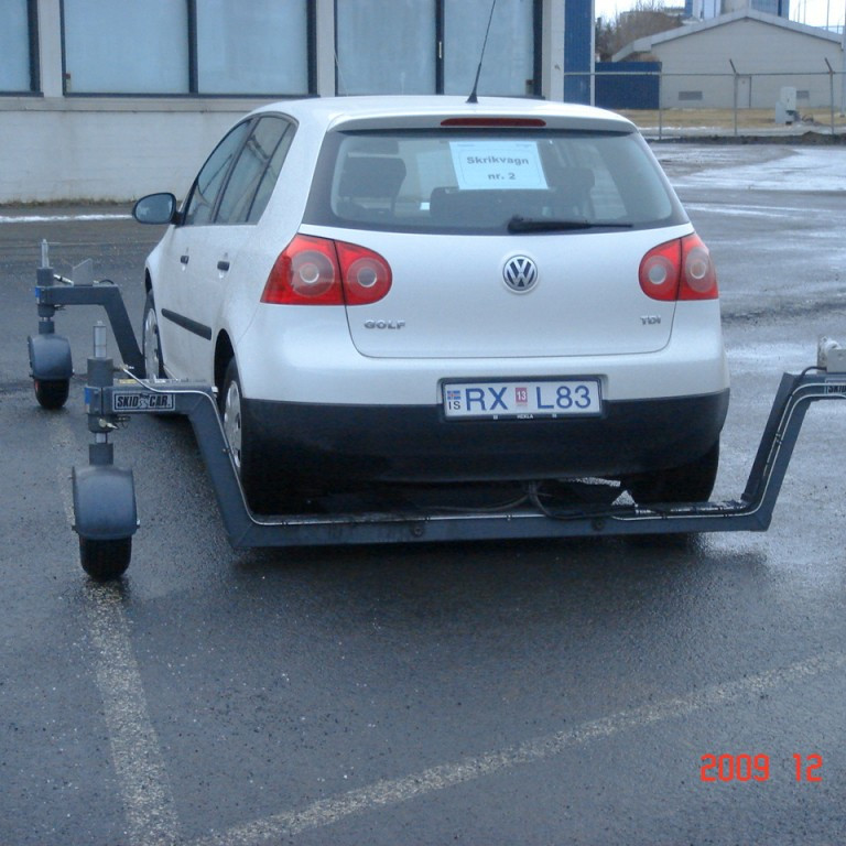 Þetta er mjög flottur búnaður sem virkar þannig að kennarinn getur lyft bílnum svo að hann missir veggripið.