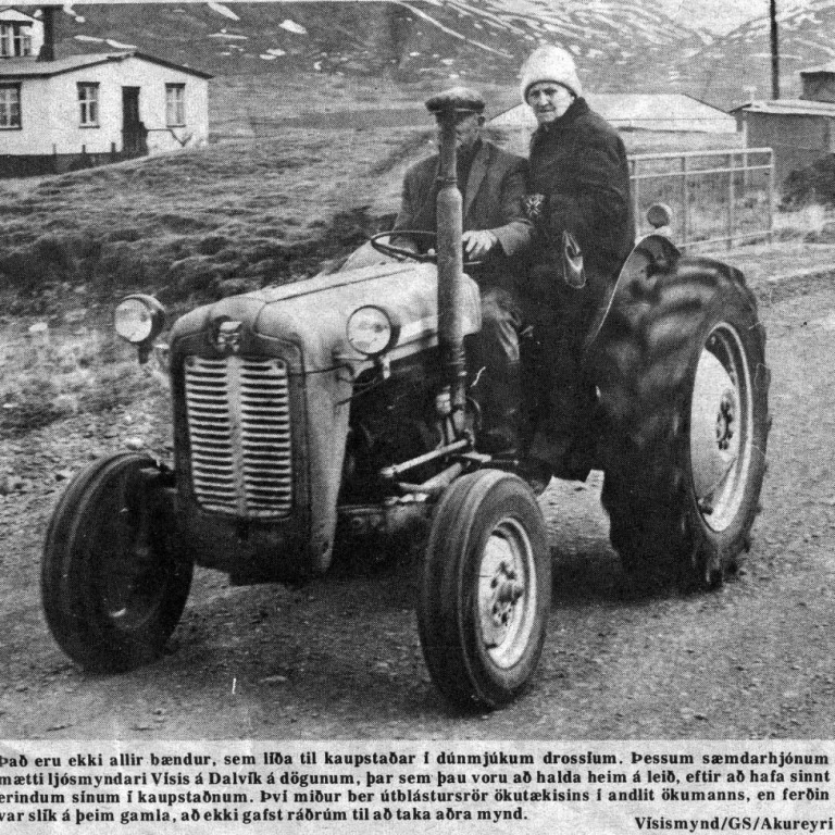 Er ekki viss um að fólk myndi sætta sig við svona heimilisfarartæki í dag.  Hér eru á ferðinni Guðjón Sigurðsson og Unnur Sigurðardóttir frá Svæði á Dalvík.