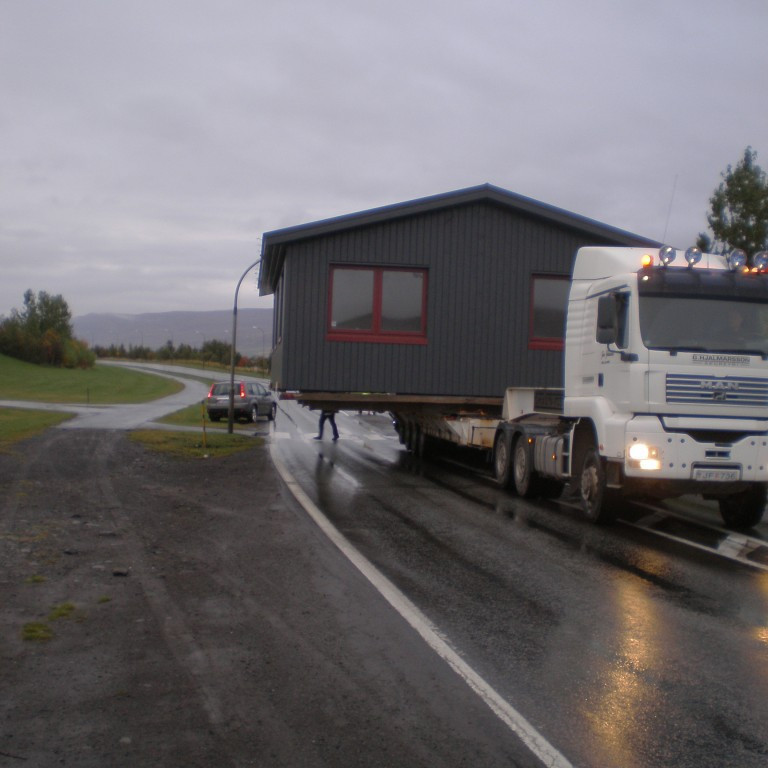Hleypa þurfti úr vagni og bíl þá slapp húsið undir gangbrautarljósin