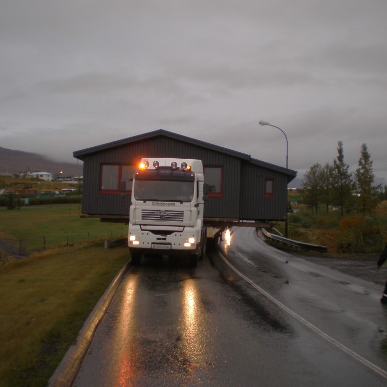 Nú var dælt í vagn og bíl til að lyfta húsinu yfir handriðið á brúnni