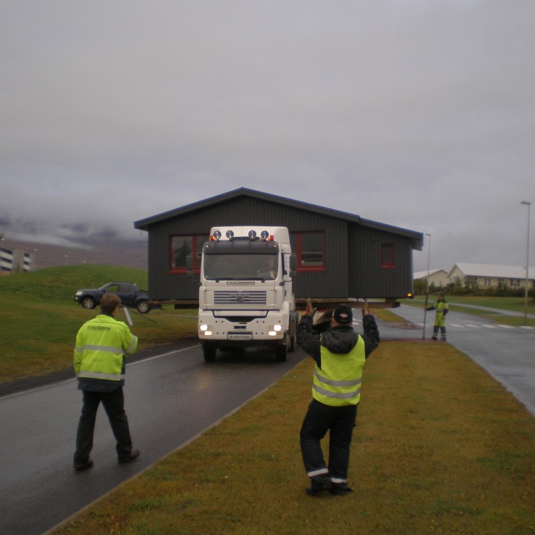 Jónbi að gefa Hjalla merki um það hvað hann hefur mikið pláss.