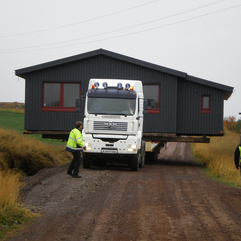 Hér var háspennulína sem fara þurfti undir, staurinn var alveg við veginn