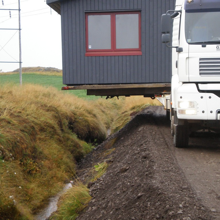 Það þurfti að keyra í veginn og breikka svo að hægt væri að komast framhjá staurnum